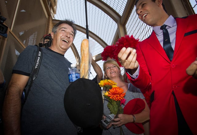 10Mth Tourists at Las Vegas’ Eiffel Tower Greeted by Showgirls, Celebs