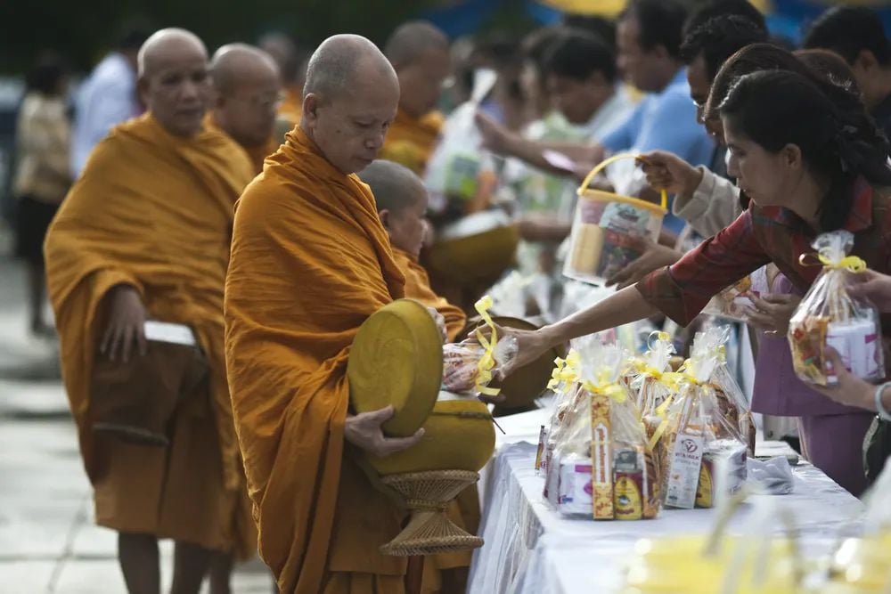 Thai Monk Hits Big Lottery Win, Gives It All Away