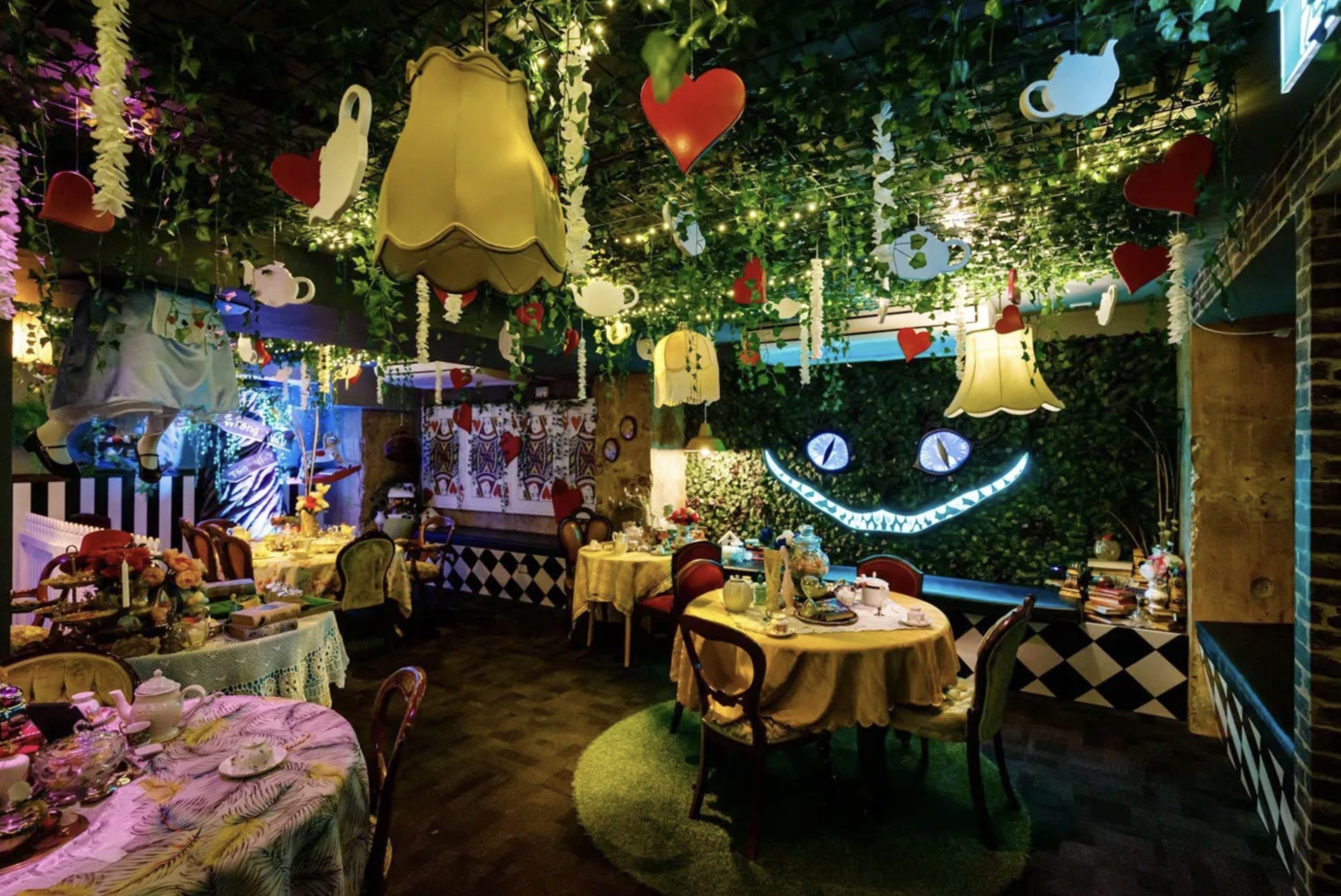 ‘Alice in Wonderland’ Themed Cocktail Experience Tripping into Las Vegas